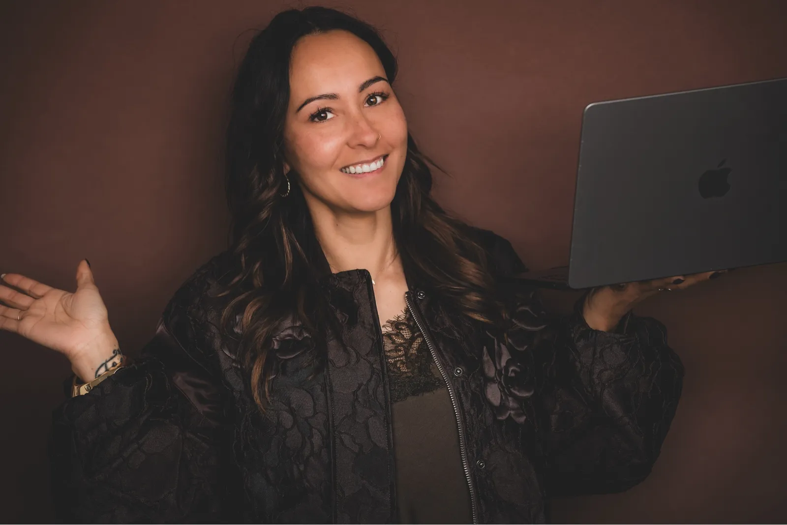 Talitha, oprichter van social media studio The Ad Atelier, lachend met laptop