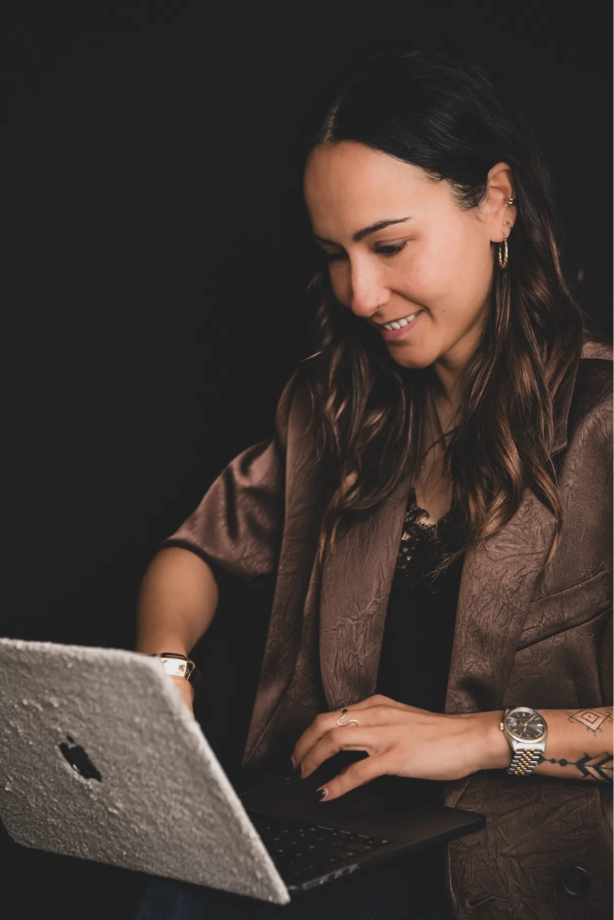 Talitha aan het werk op haar laptop